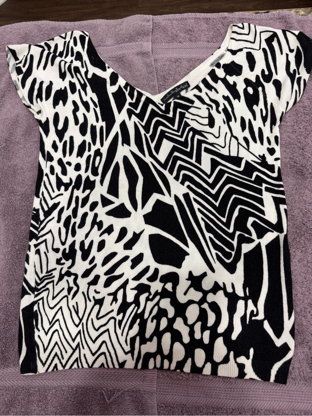 Pierre New York Black And White patterned V-neck short-sleeve top (CL-5)